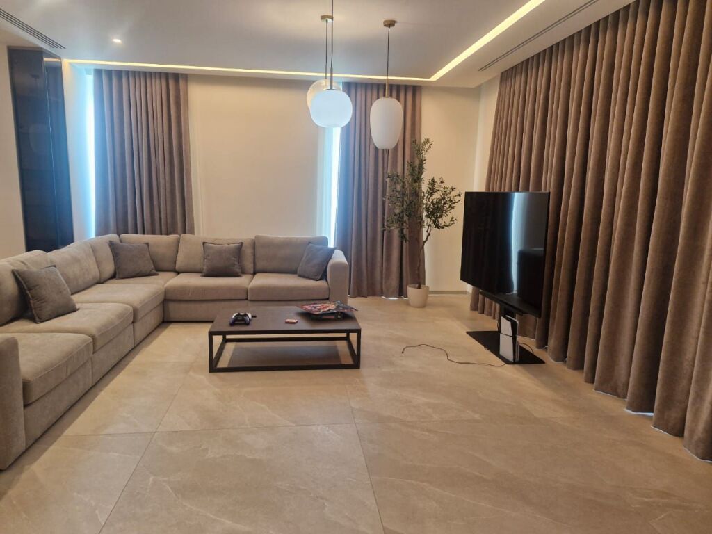 3-Storey Villa with Pool and Yard at Dry Lake, near Radisson