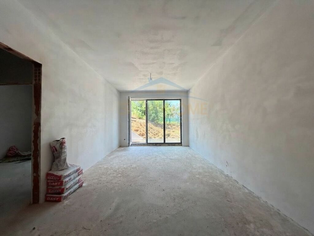 Shitet , Apartament 1+1 , Liqeni i thate , Tirane