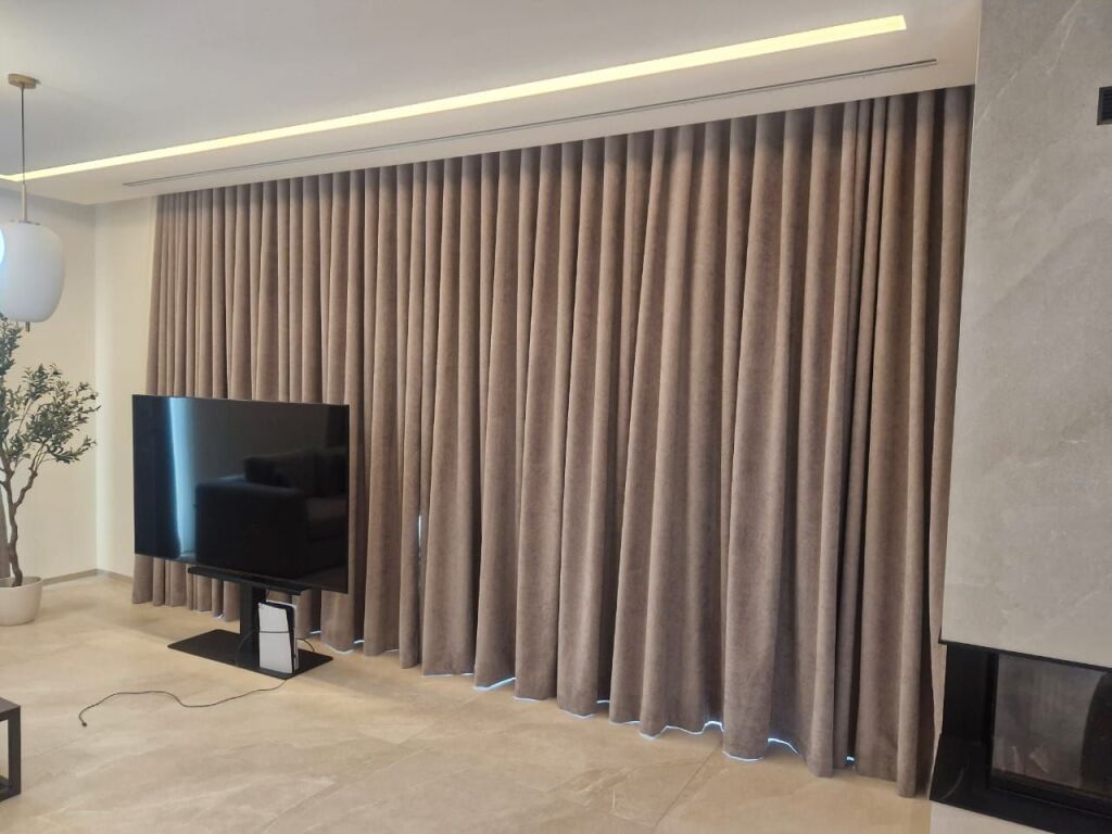 3-Storey Villa with Pool and Yard at Dry Lake, near Radisson