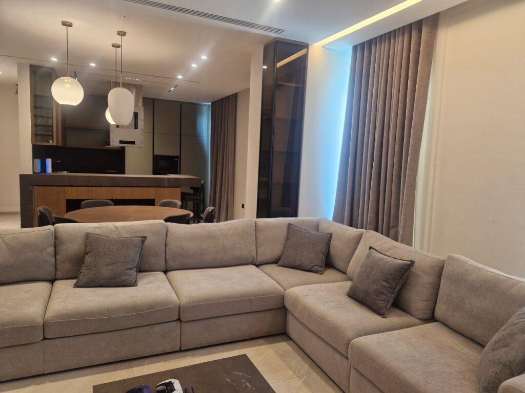 3-Storey Villa with Pool and Yard at Dry Lake, near Radisson