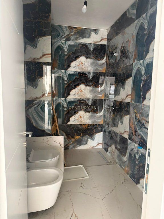 Appartamento /Ufficio 2+1+2 in affitto Nuovo Boulevard, Complesso Ndregjoni 900 € /Mese 90.000 Lek /Mese