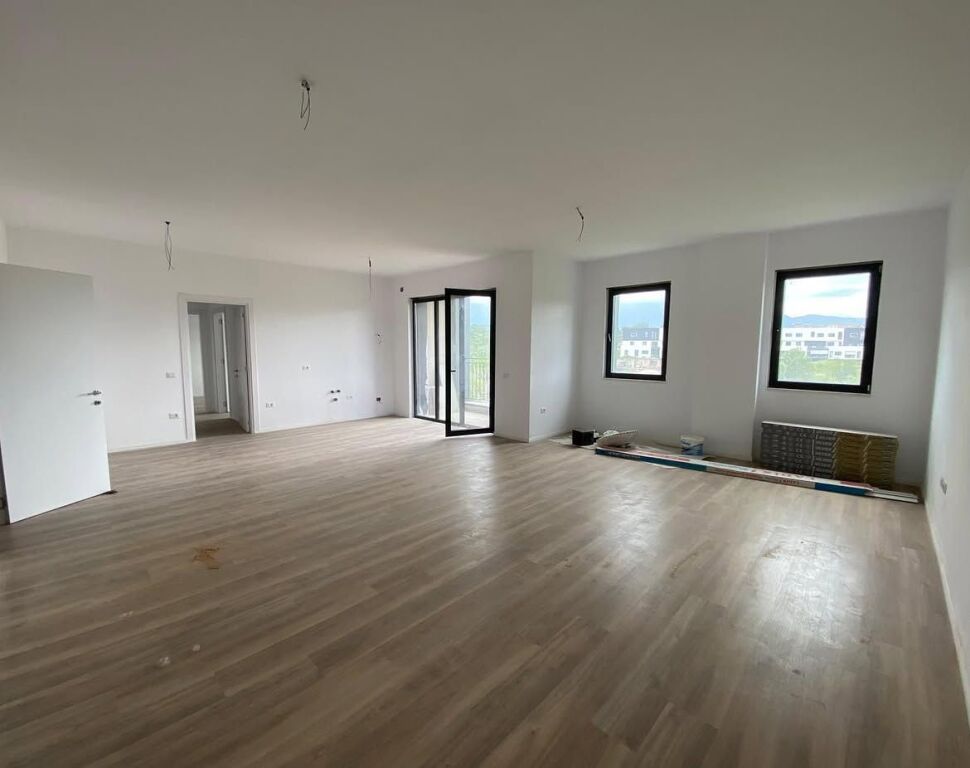 Shitet Apartament 2+1 Liqeni i Thate, prane Radisson