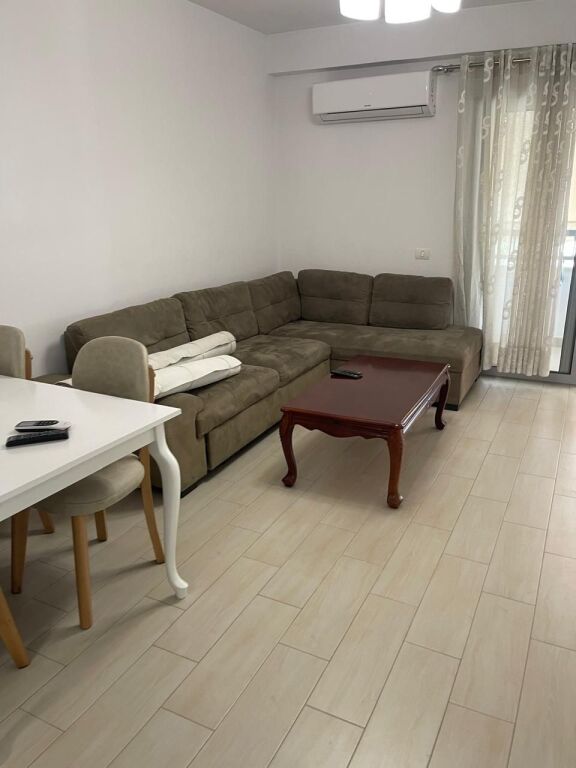 Apartament 1+1 per qira  tek Komuna e Parisit.