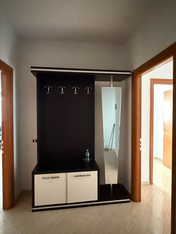 Jepet me qira apartament 2+1+2 – Rruga Irfan Tomini, përballë Deliorgjit
