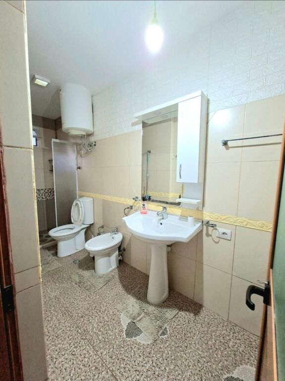 🏡Near the 9-Year School "Bajram Curri", a 1-story house 2+1+2, furnished, is for rent 65,000 Lek