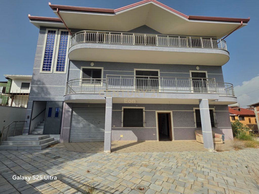 Villa su 3 piani con vista mare a Shkallnur – terreno di 700 m²