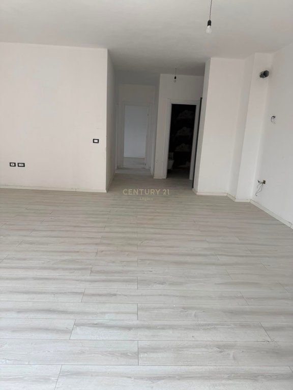 Appartamento /Ufficio 2+1+2 in affitto Nuovo Boulevard, Complesso Ndregjoni 900 € /Mese 90.000 Lek /Mese
