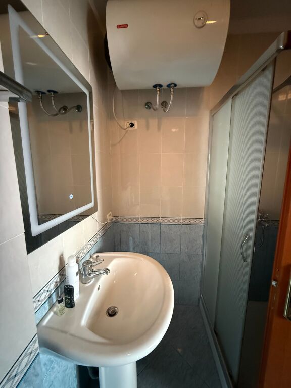 Jepet me qira apartament 2+1+2 – Rruga Irfan Tomini, përballë Deliorgjit