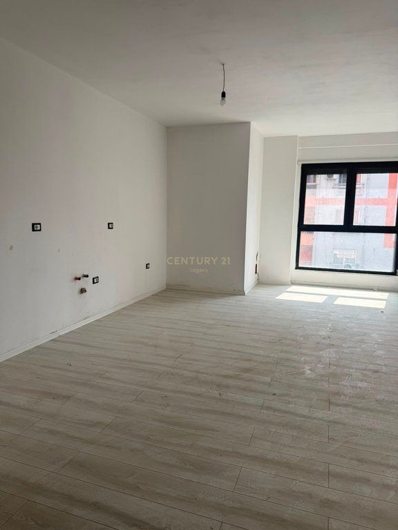 Appartamento /Ufficio 2+1+2 in affitto Nuovo Boulevard, Complesso Ndregjoni 900 € /Mese 90.000 Lek /Mese