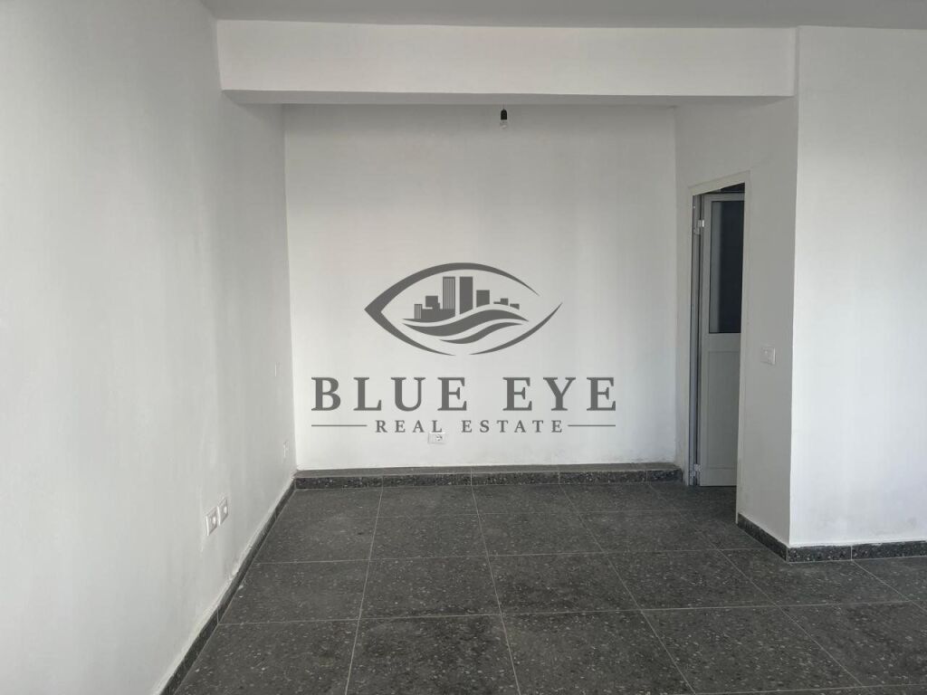 AMBIENTE COMMERCIALE IN AFFITTO – VICINO ALL'OSPEDALE, DURRËS!
