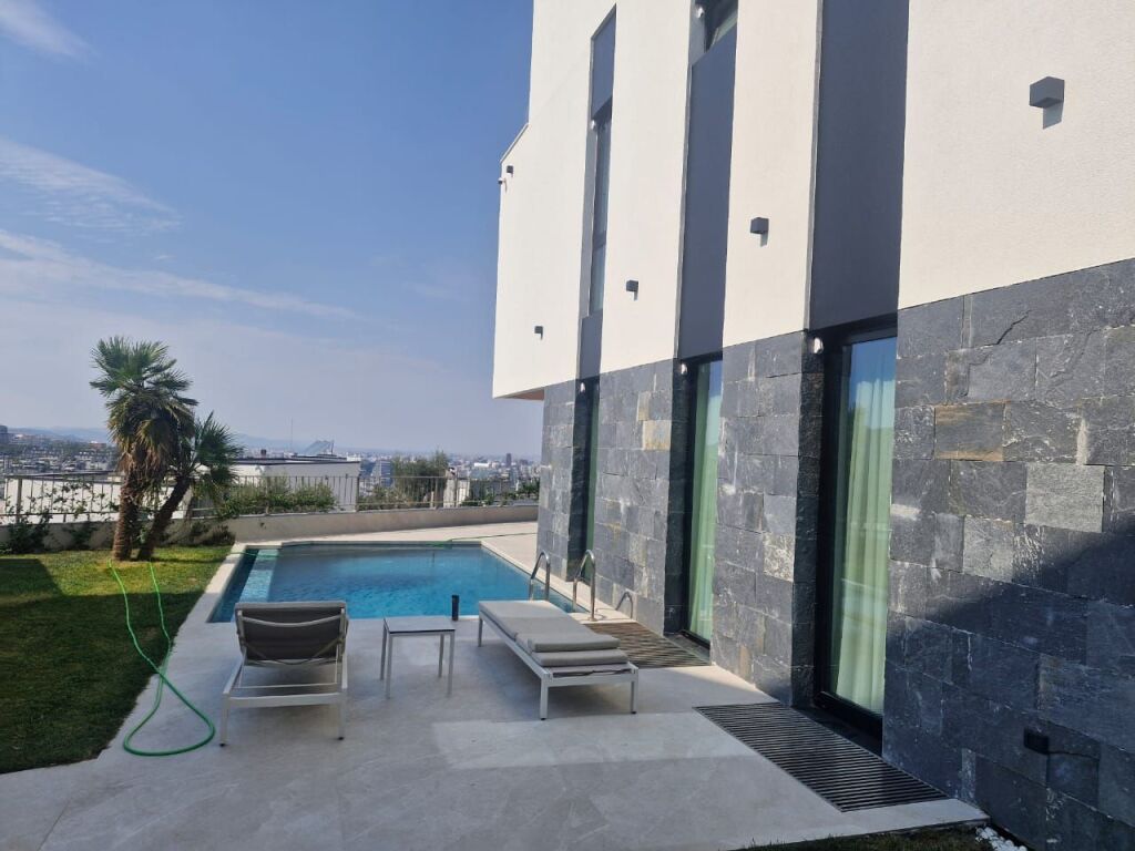 3-Storey Villa with Pool and Yard at Dry Lake, near Radisson