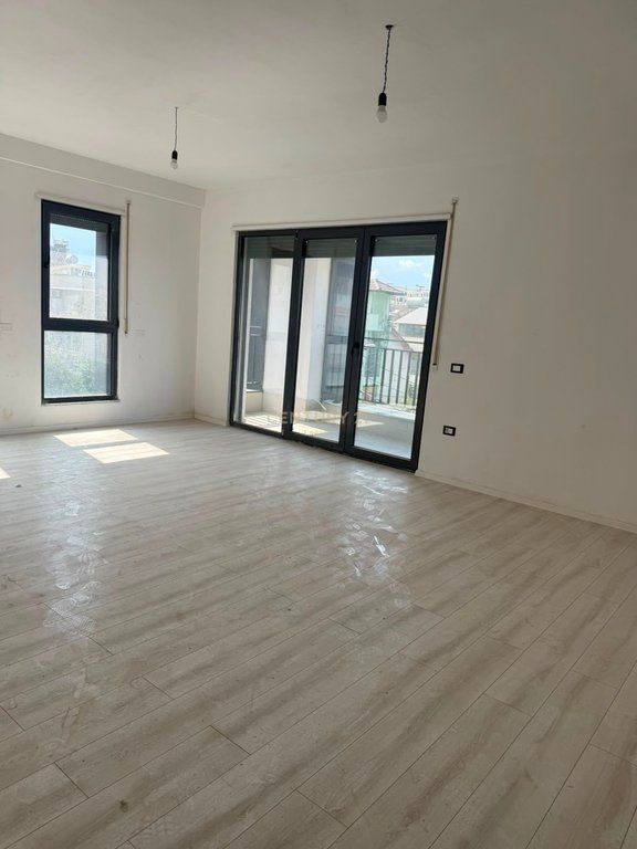 Appartamento /Ufficio 2+1+2 in affitto Nuovo Boulevard, Complesso Ndregjoni 900 € /Mese 90.000 Lek /Mese