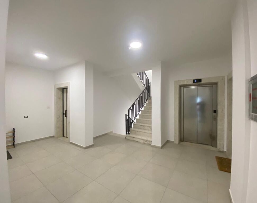 Shitet Apartament 2+1 Liqeni i Thate, prane Radisson