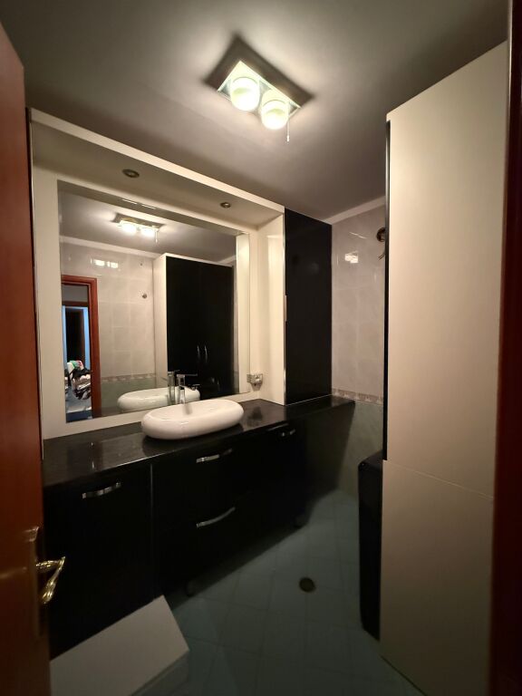 Jepet me qira apartament 2+1+2 – Rruga Irfan Tomini, përballë Deliorgjit