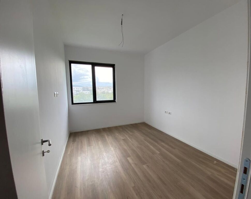 Shitet Apartament 2+1 Liqeni i Thate, prane Radisson