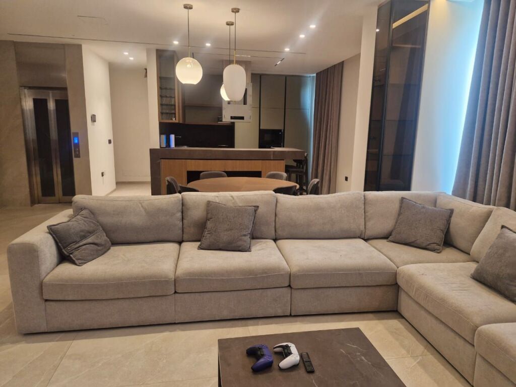 3-Storey Villa with Pool and Yard at Dry Lake, near Radisson