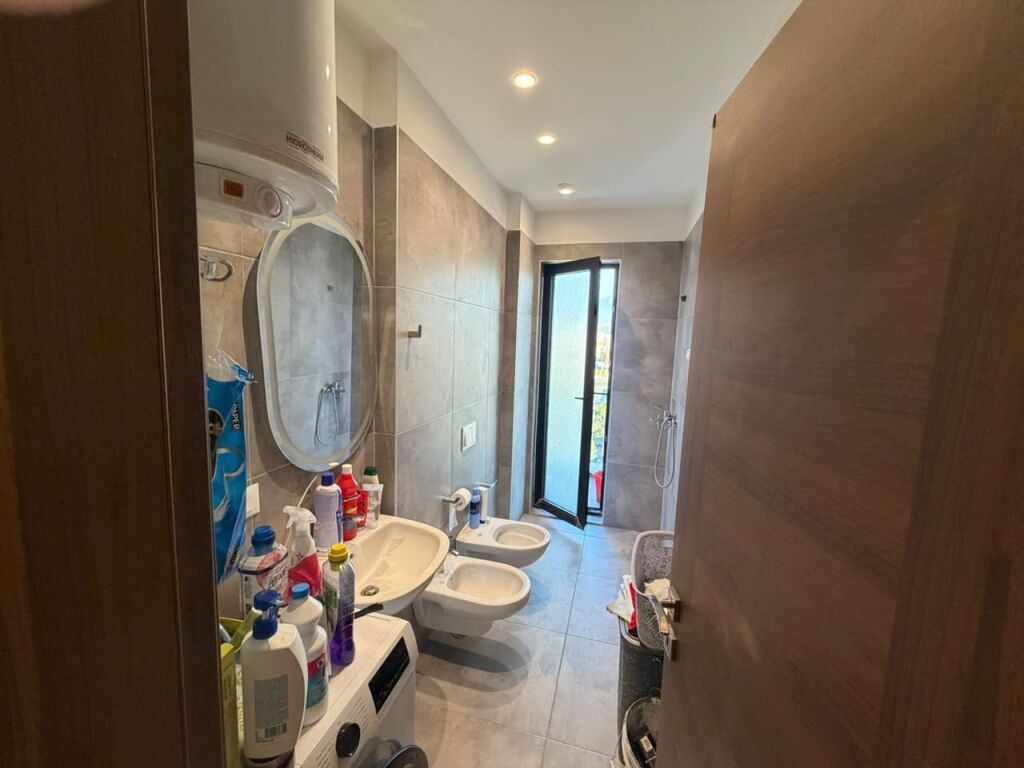 Shitet apartament 1+1