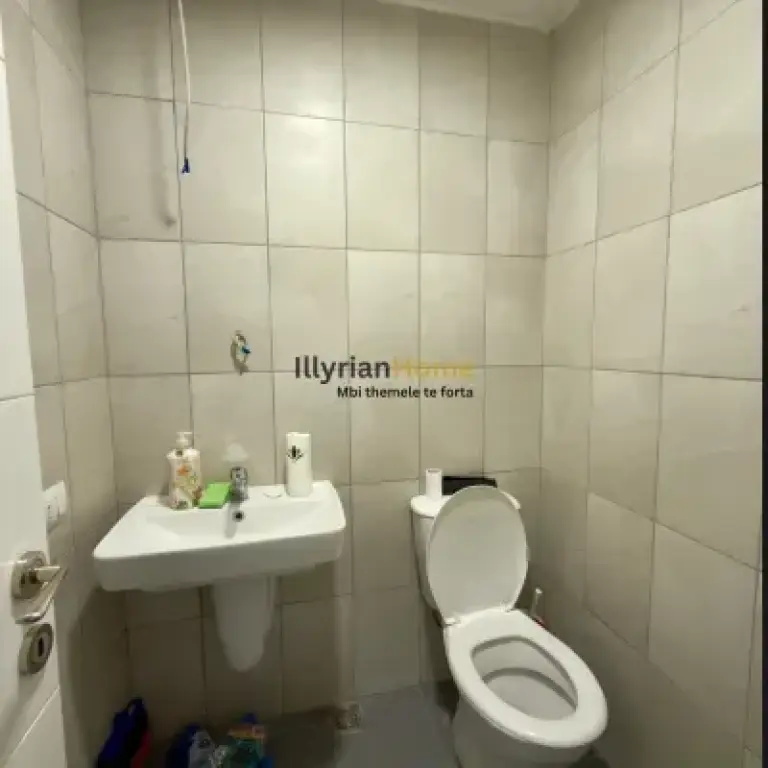 JEPET ME QIRA AMBIENT MODERN ME FASADË XHAMI – PARKU 21 DHJETORI