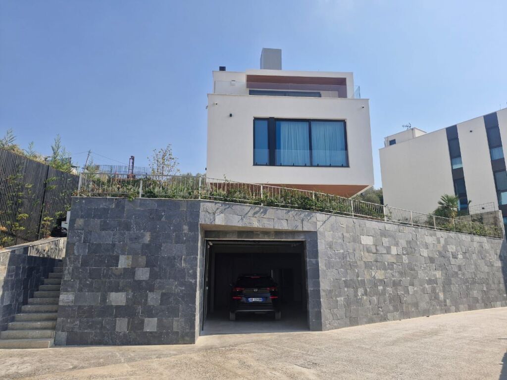 3-Storey Villa with Pool and Yard at Dry Lake, near Radisson