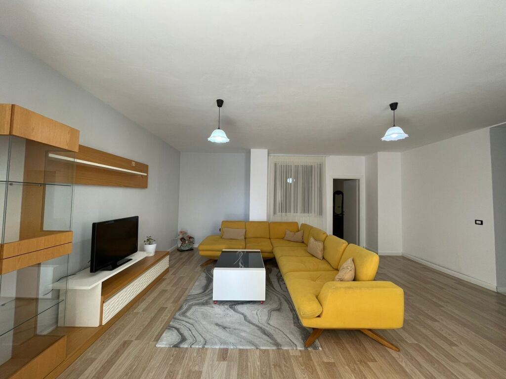 APARTAMENT 1+1 ME QIRA – PËRBALLË FURRË BUKË EUROPA 35.000 ALL