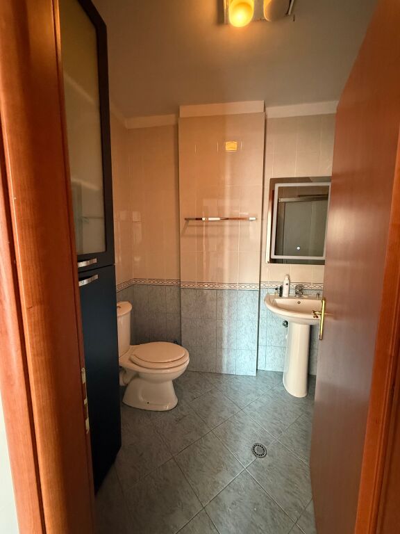 Jepet me qira apartament 2+1+2 – Rruga Irfan Tomini, përballë Deliorgjit