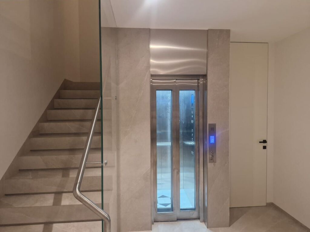 3-Storey Villa with Pool and Yard at Dry Lake, near Radisson