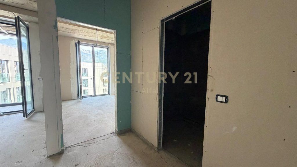 Shitet Apartament 1+1 pran Maternitetit te Ri, tek GOLDEN GATE