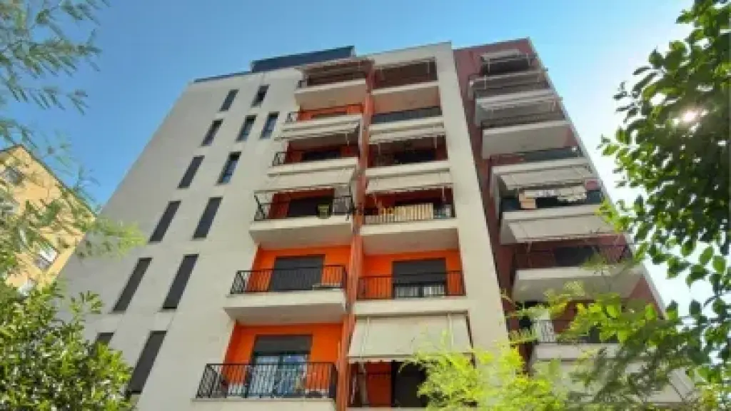 JEPET ME QIRA AMBIENT MODERN ME FASADË XHAMI – PARKU 21 DHJETORI