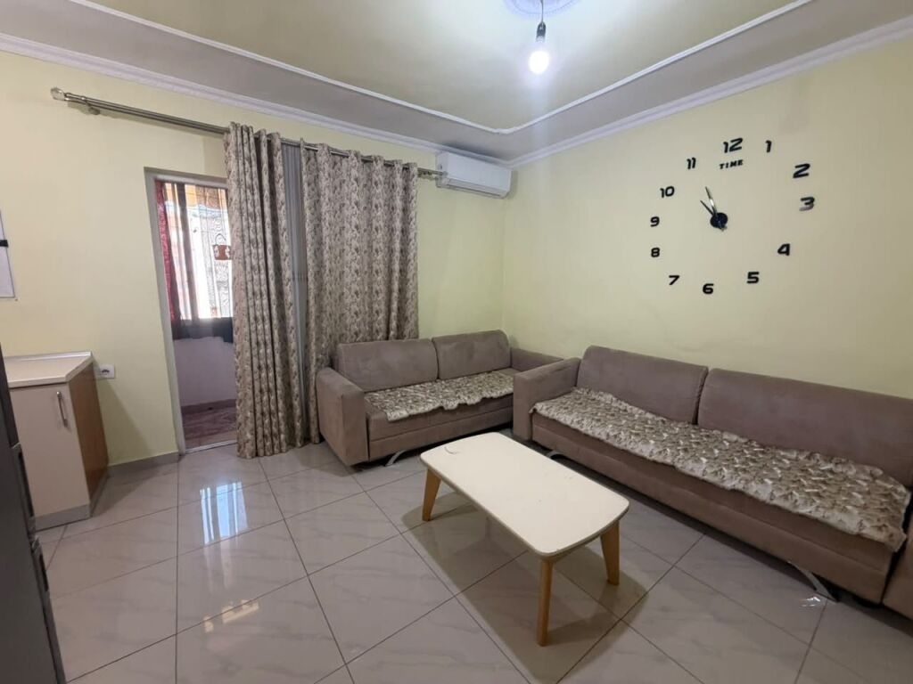 Ne zonen e Varrit te Bamit,,jepet me qera apartament 1+1, i mobiluar 40,000 Leke    