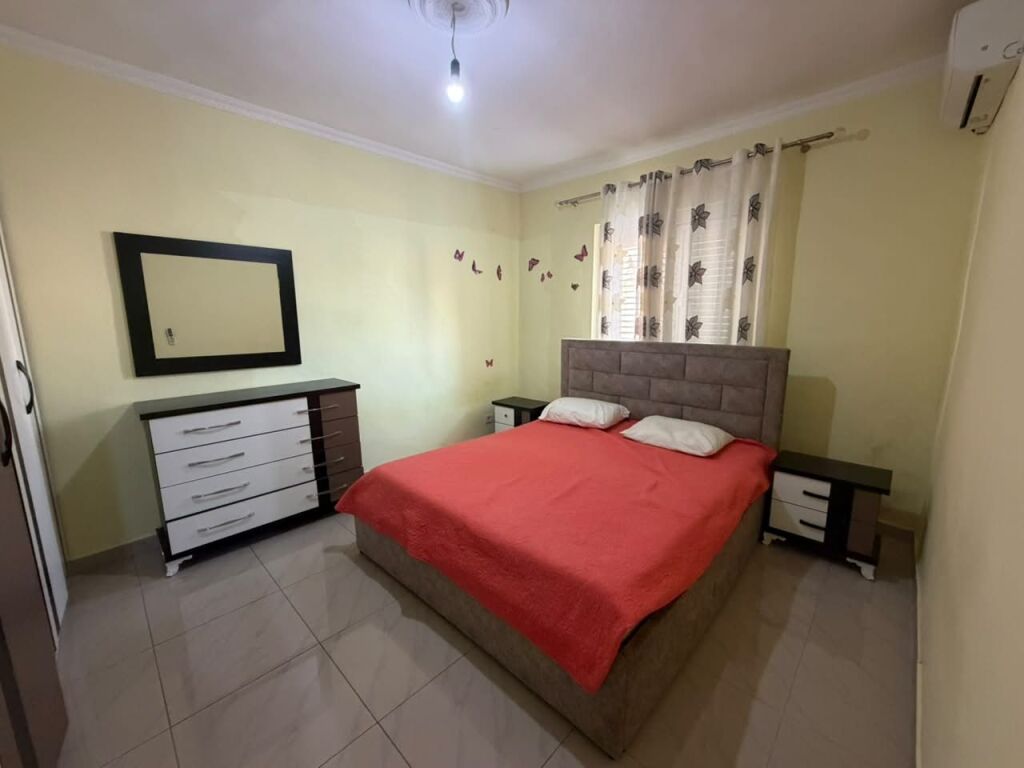 Ne zonen e Varrit te Bamit,,jepet me qera apartament 1+1, i mobiluar 40,000 Leke    