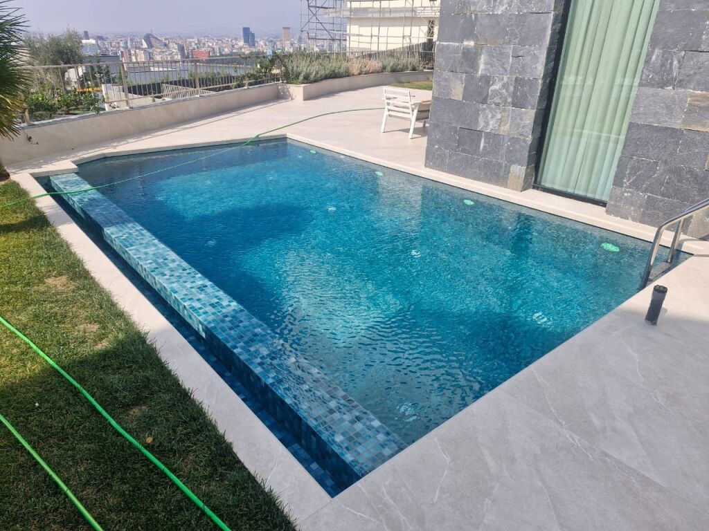 3-Storey Villa with Pool and Yard at Dry Lake, near Radisson