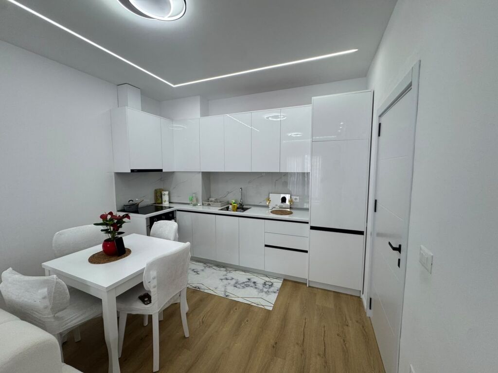 🏡 Appartamento 1+1 in affitto – Complesso Aura  📍 Complesso Aura 🏢 Piano: 2 🛋️ Arredato: Sì, arredato 💰 Prezzo: 65.000 Lek/mese  L'appartamento è una scelta ideale per una coppia o una persona che cerca un ambiente confortevole, arredato e adatto per vivere.  📞 Per maggiori informazioni o per una visita, contattaci!