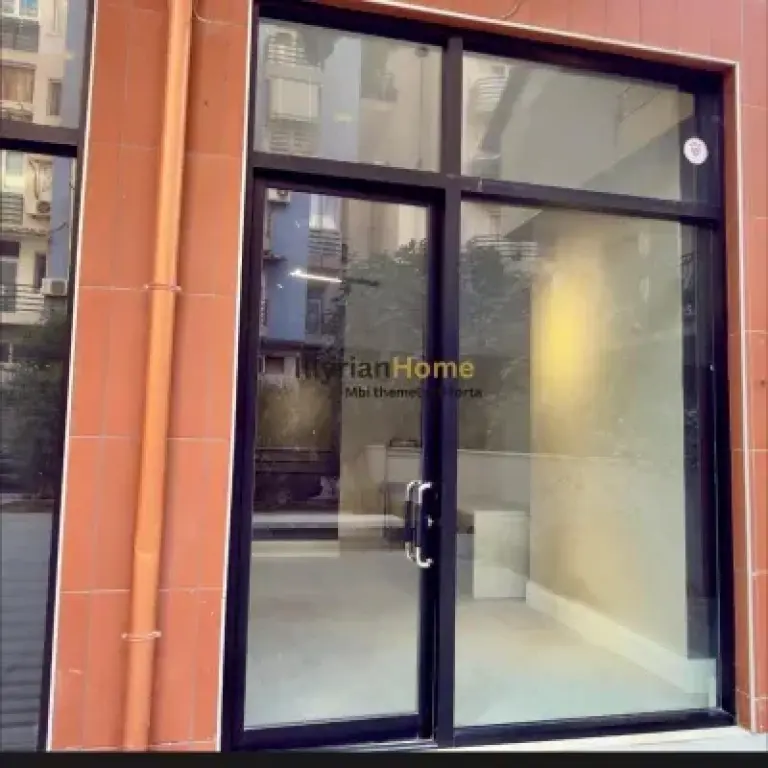 JEPET ME QIRA AMBIENT MODERN ME FASADË XHAMI – PARKU 21 DHJETORI