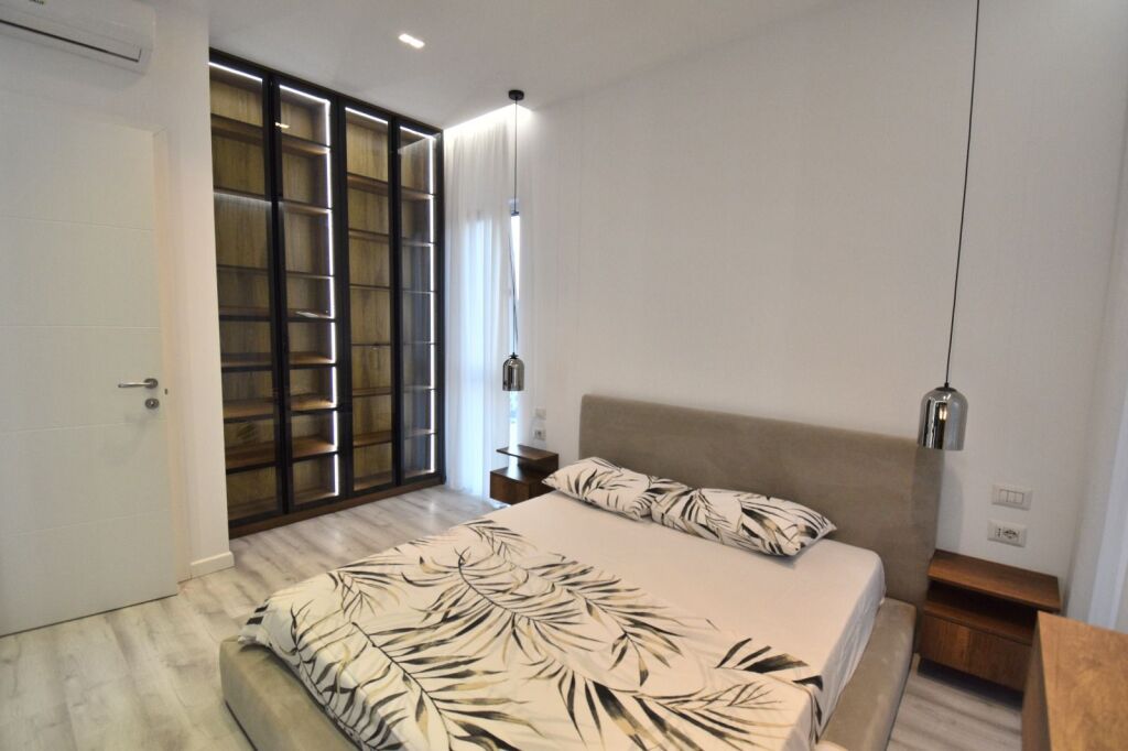 Tek Emeraldi, jepet me qera apartament modern 2+1.