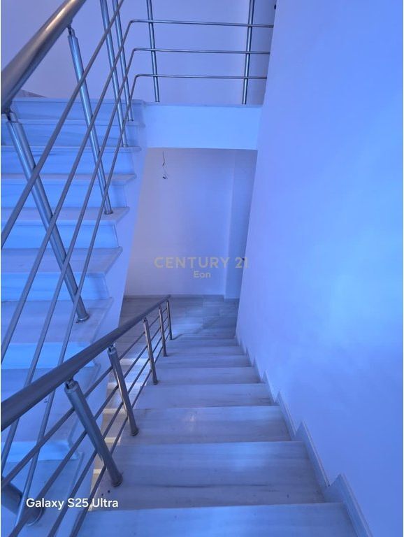 Villa su 3 piani con vista mare a Shkallnur – terreno di 700 m²