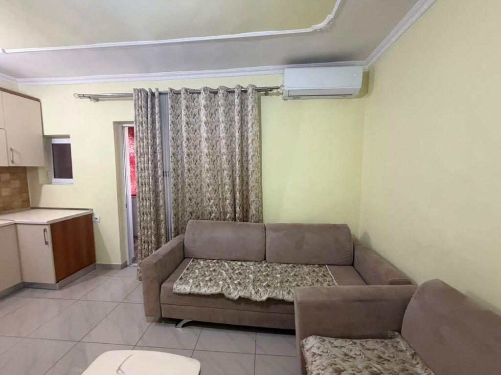Ne zonen e Varrit te Bamit,,jepet me qera apartament 1+1, i mobiluar 40,000 Leke    