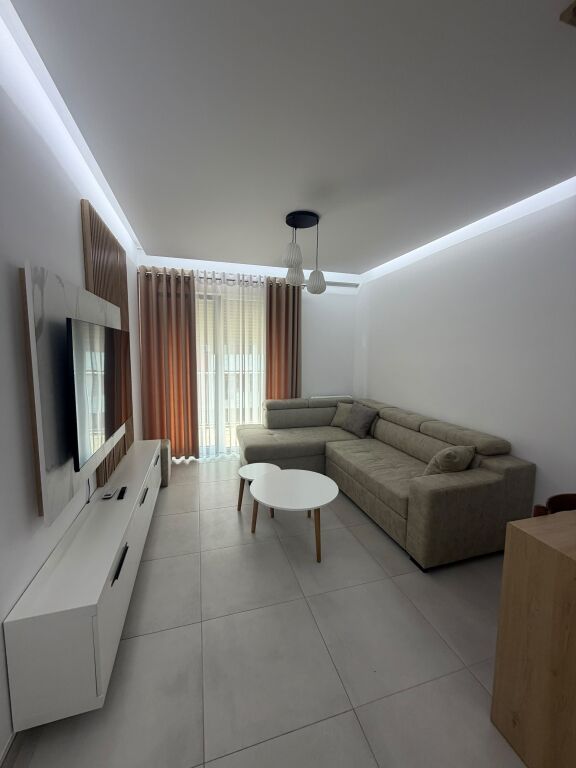 Appartamento in affitto 1+1 vicino a Villa L, prezzo 50.000 lek/mese