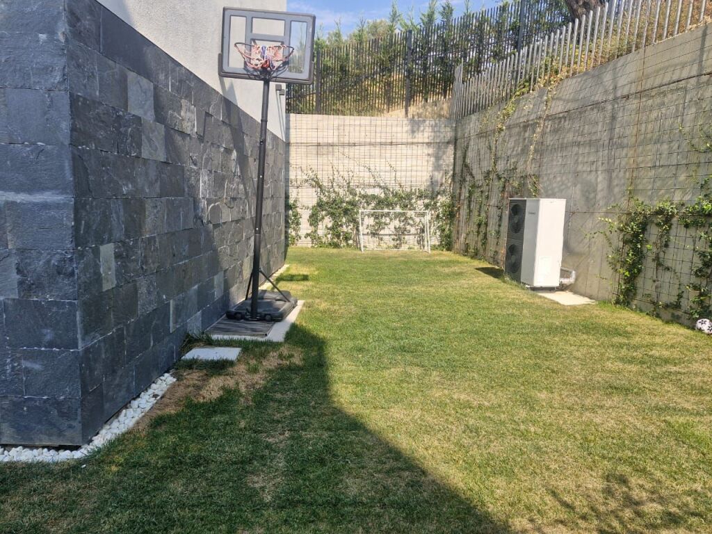 3-Storey Villa with Pool and Yard at Dry Lake, near Radisson