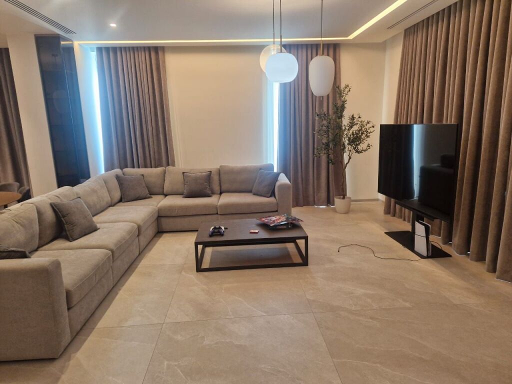3-Storey Villa with Pool and Yard at Dry Lake, near Radisson