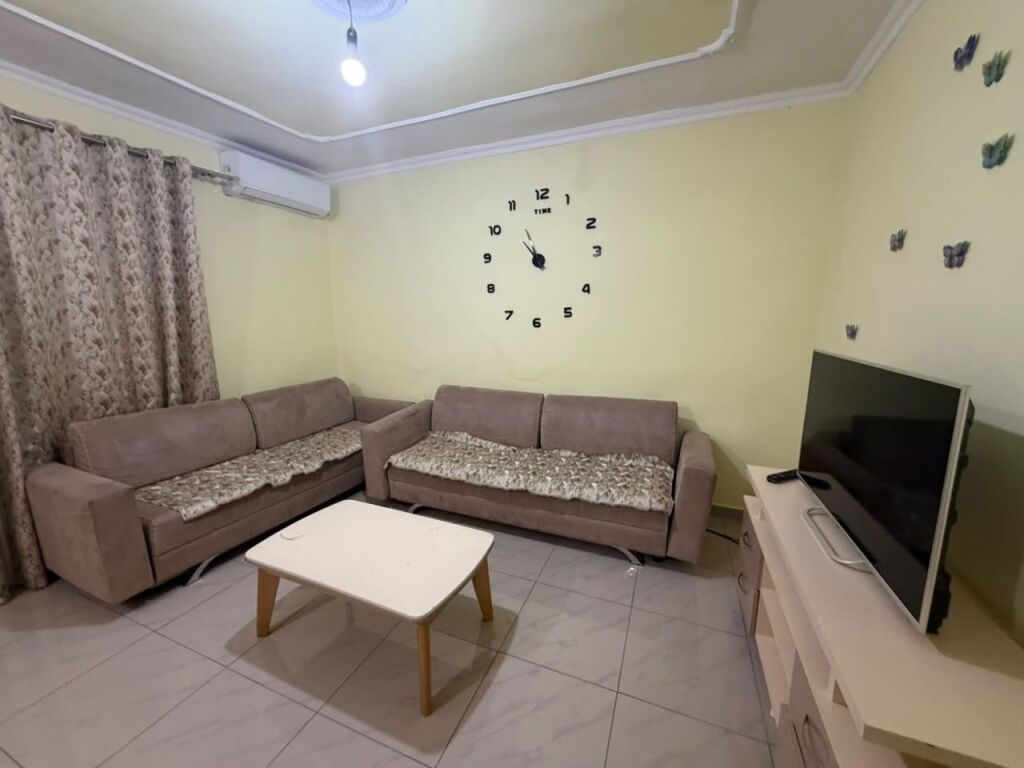 Ne zonen e Varrit te Bamit,,jepet me qera apartament 1+1, i mobiluar 40,000 Leke    