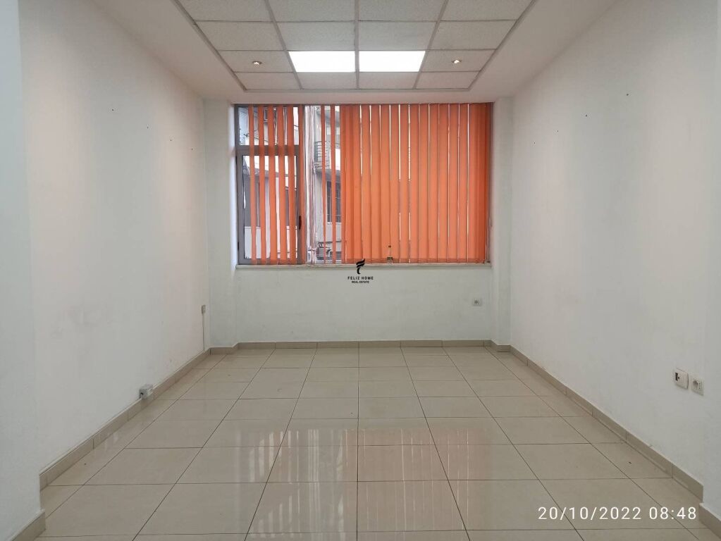 OFFICE FOR RENT 28 M2 DIBRES STREET 25,000 LEKE FH-92101