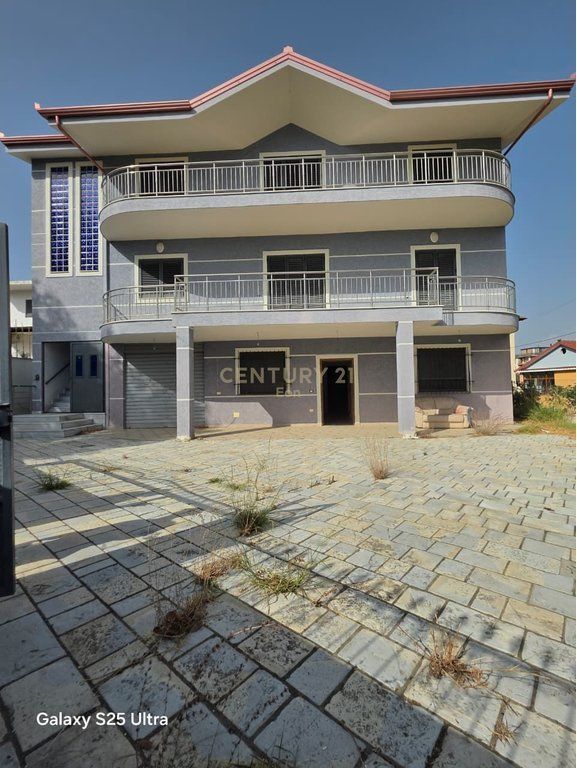 Villa su 3 piani con vista mare a Shkallnur – terreno di 700 m²