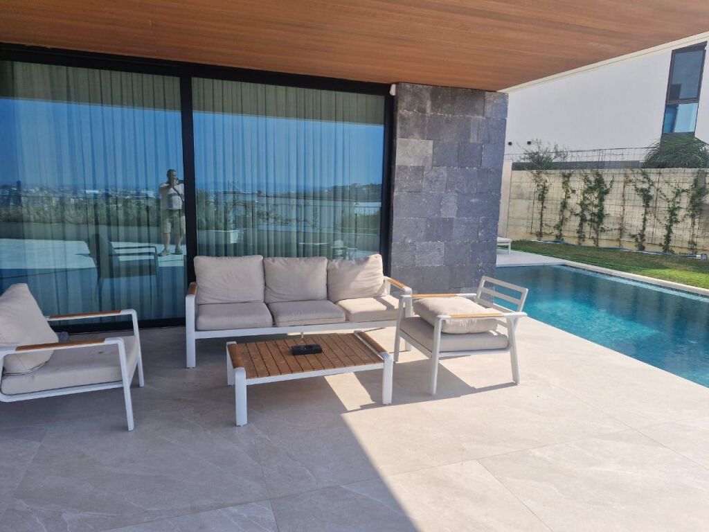 3-Storey Villa with Pool and Yard at Dry Lake, near Radisson