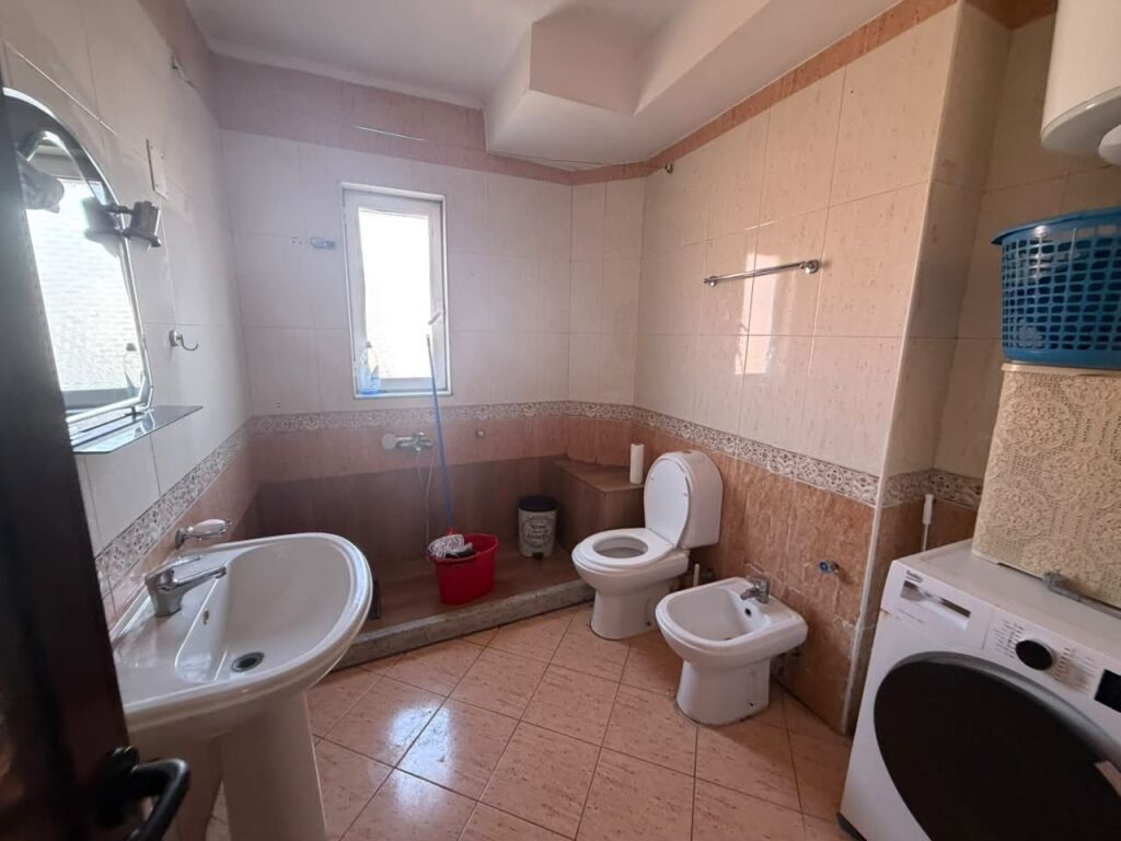 Ne zonen e Varrit te Bamit,,jepet me qera apartament 1+1, i mobiluar 40,000 Leke    