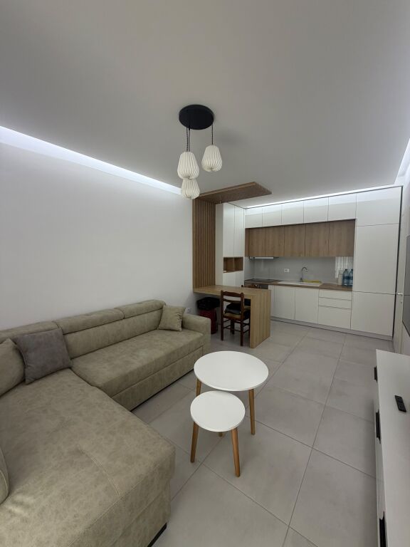 Appartamento in affitto 1+1 vicino a Villa L, prezzo 50.000 lek/mese