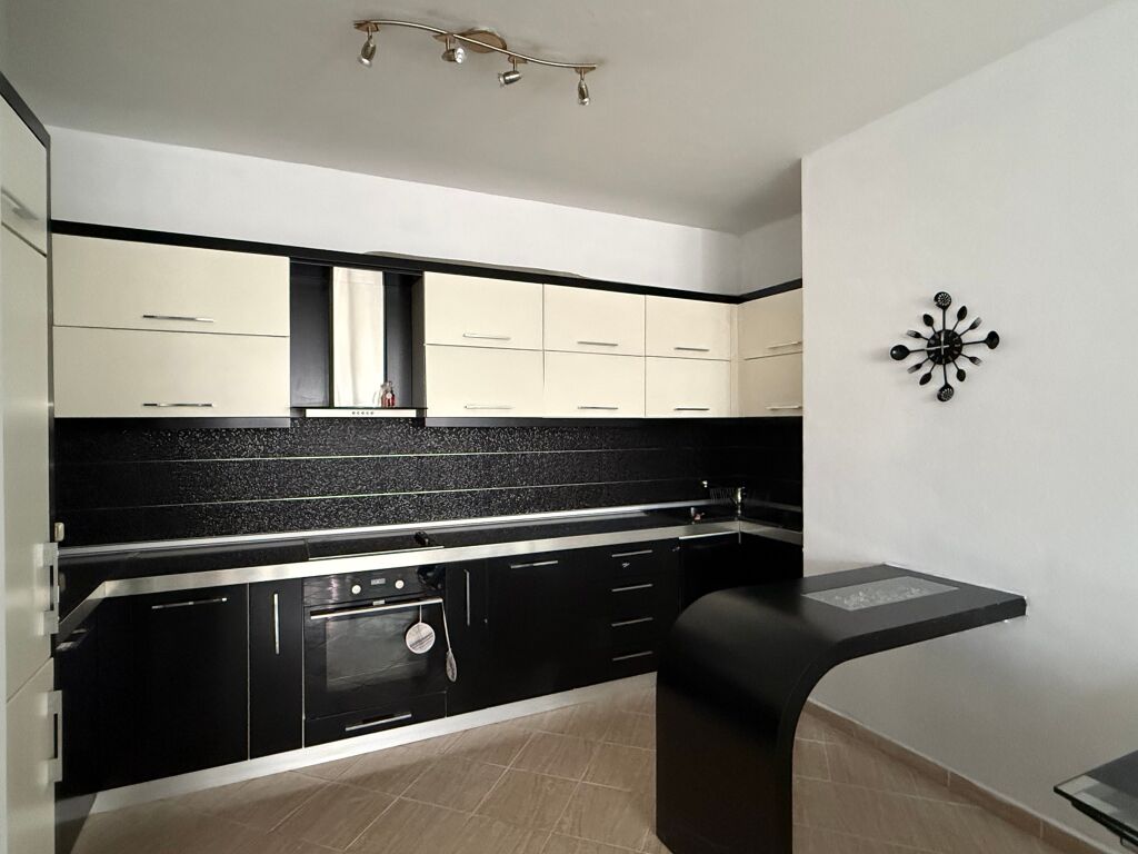 Jepet me qira apartament 2+1+2 – Rruga Irfan Tomini, përballë Deliorgjit