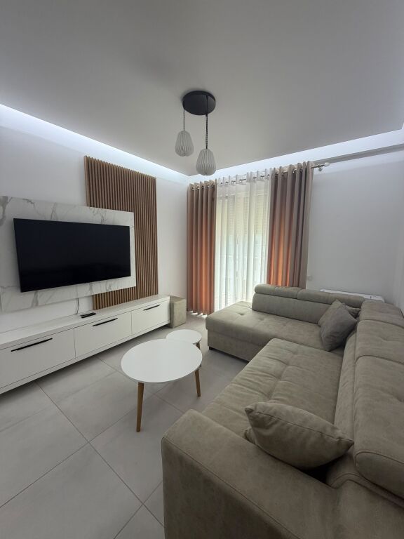 Appartamento in affitto 1+1 vicino a Villa L, prezzo 50.000 lek/mese