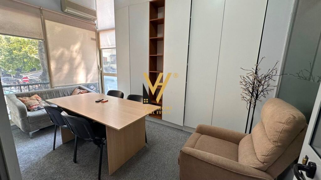 OFFICE 20 M2 FOR RENT AT MYSLYM SHYRI 450 EURO