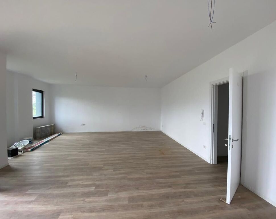 Shitet Apartament 2+1 Liqeni i Thate, prane Radisson