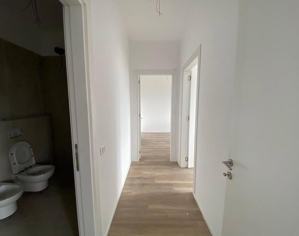 Shitet Apartament 2+1 Liqeni i Thate, prane Radisson